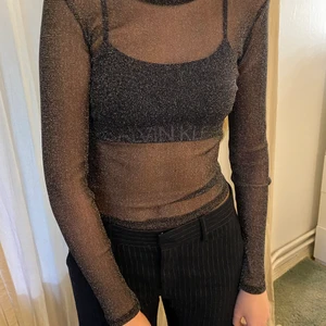 Glittrig tröja  - Fin glittrig tröja! Superfin med en fin topp under och ett par balla byxor till 👏🏻 Den är i storlek S men sitter fint på mig som har M, förutom att den är lite kort i armarna men har väldigt långa armar själv 🤗 hör av dig vid frågor! 