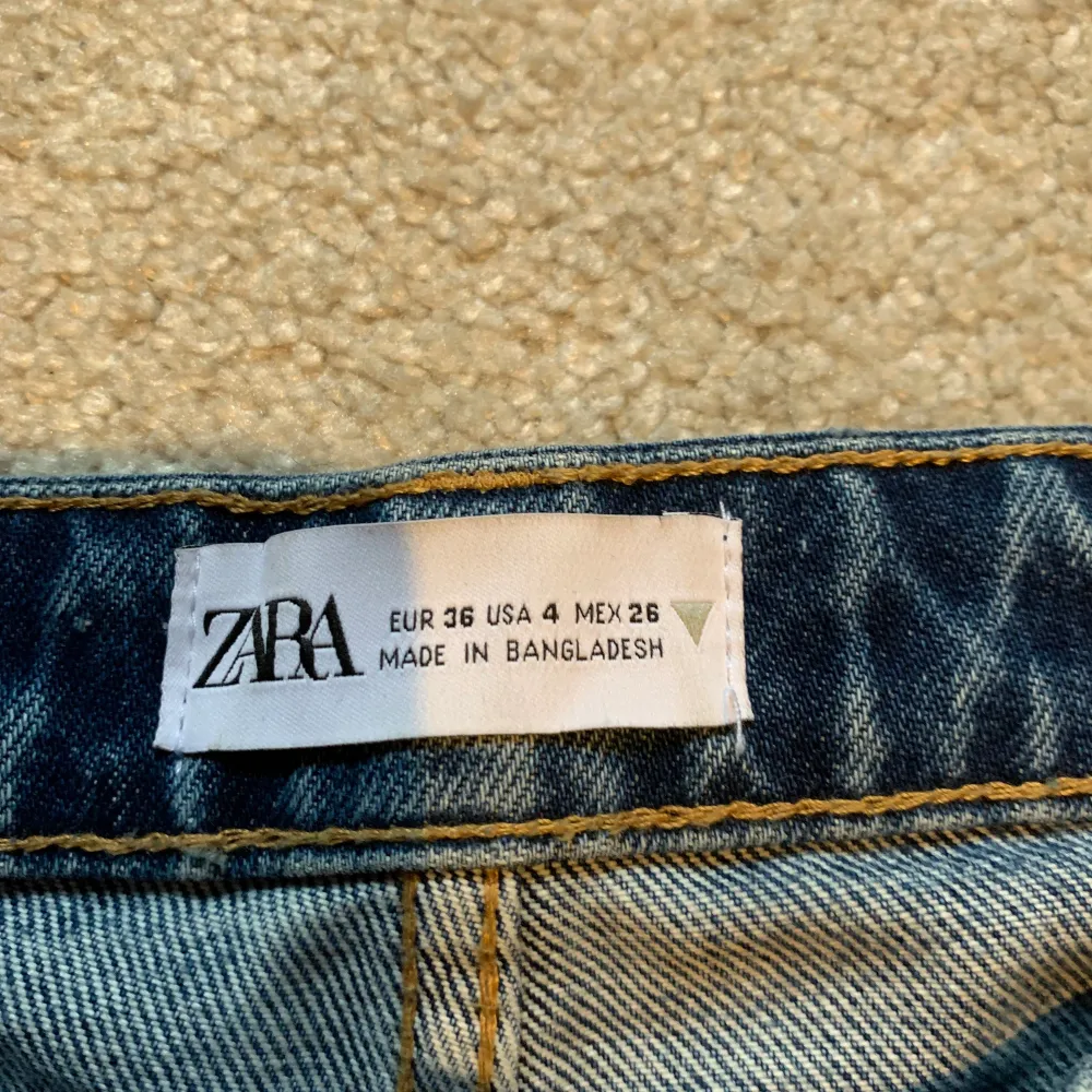 Säljer zaras supersnygga jeans som är slutsålda. Jeans är i en fin blå färg, och är i modellen mid-waist+raka jeans. Jeansen har inga defekter på sig, och är i nyskick. De är sparsamt använda, och säljer på grund av att de har blivit för små. Jeansen är i storlek 36, som visas på bild nmr:2.            Kan mötas upp i Göteborg, annars står köpare för frakt.. Jeans & Byxor.