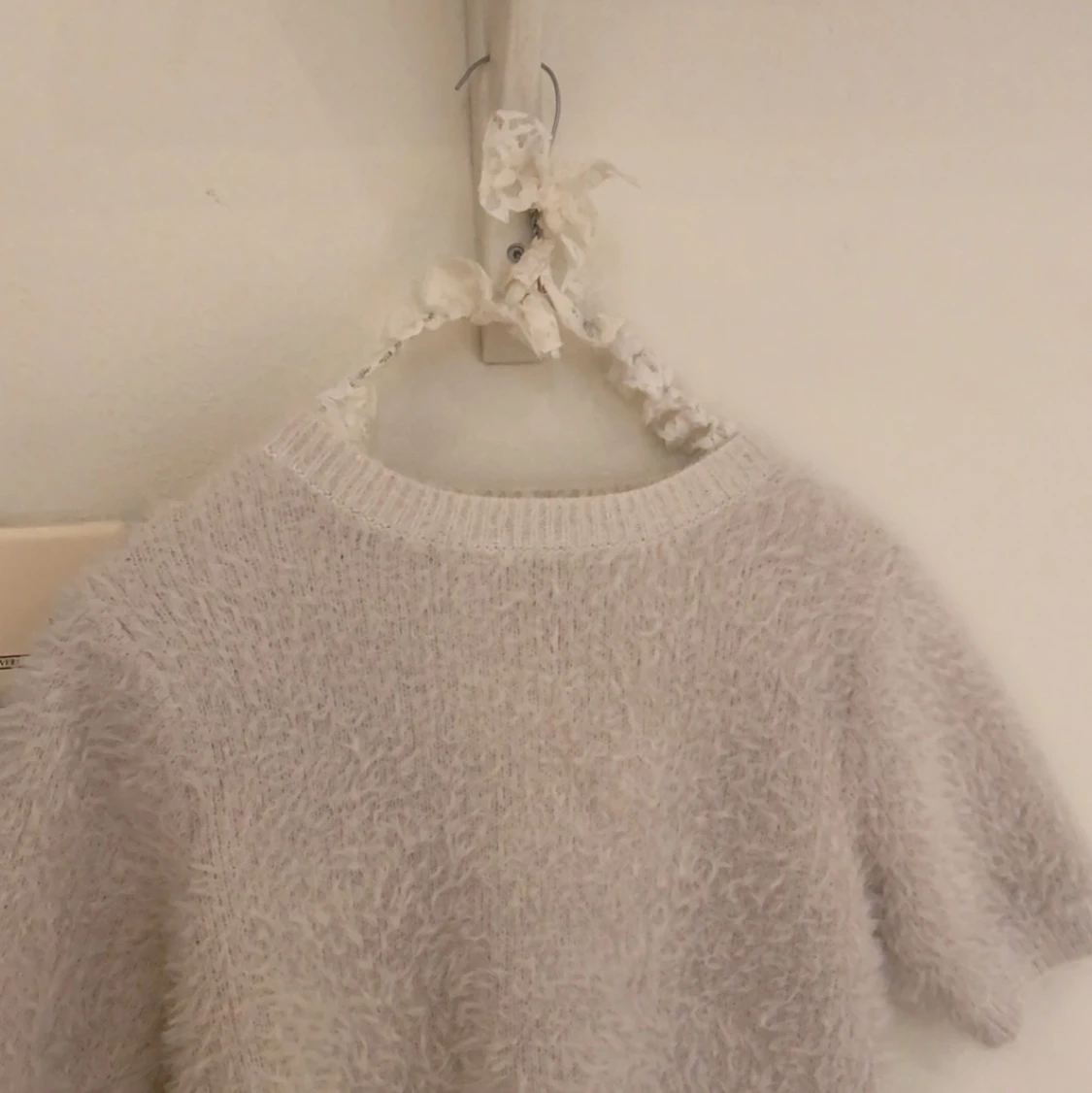 Vit fluffig topp  - 90