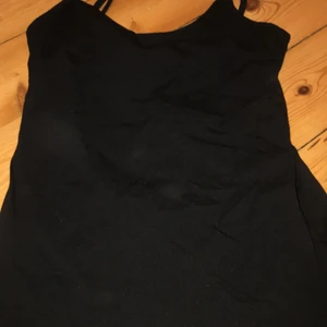 SVART LINNE - svart linne från lager 157 som har sytts ihop på en av remmarna (kan skicka bild)! intressekoll 