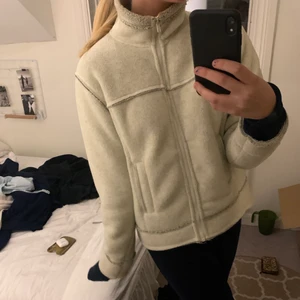 Vinterjacka strl 36 - Säljer denna fina vinterjacka från donaldsson! Så snygg i teddymaterial och håller verkligen värmen🥰🥰strl 36