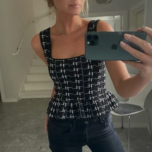 Topp - Topp från Zara som inte längre finns att köpa. Toppen är i mycket bra skick och det finns inga tecken på användning 😇