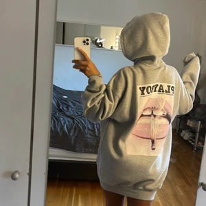 Playboy hoodie - Jättefin oversized playboy hoodie från en limited edition collection, går att styla med och utan byxor 😍  Oversized i stl S