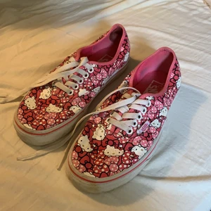 Vans Hello Kitty - Mina lite äldre äkta hello kitty vans! Tror inte dessa går att få tag på längre. Dom har varit använda och omtycka av mig så en del slitage/fläckar men mycket går nog bort i tvättmaskin! Storlek: Men US 7 / Woman US 8.5. Vilket motsvarar 39,5 i storlek 