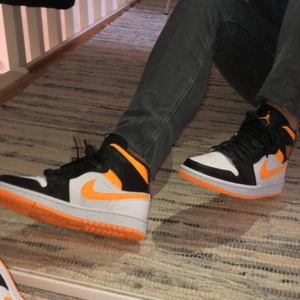 Gula Jordans  - Säljer mina riktigt fina Jordans pga jag inte använder dom längre. Dom är sparsamt använda och är i väldigt bra skick. Har inte tvättat dom så man ser några svarta skrapmärken på framsidan❤️ storleken är 36,5 men passar mig som har 37 perfekt! Köpta på Farfetch 2020 för 3000kr och säljer dom för 2000 kr, originalkartong ingår!! Priset kan diskuteras
