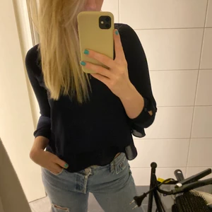 Mörkblå blus från Zara - Mörkblå blus från Zara med vloang längst ner, säljes då den är lite för liten för mig som är S/m💕 Storlek XS och i fint skick