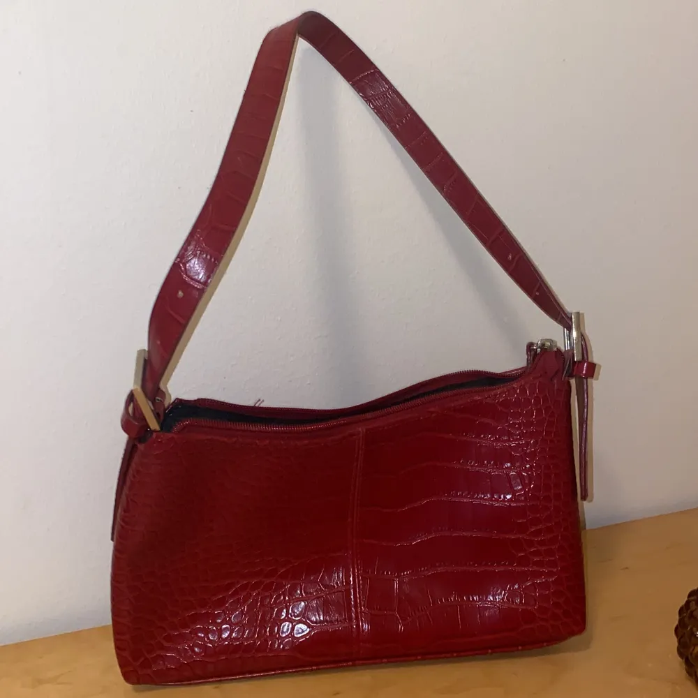 Liten röd handväska. Köpt på secondhand.. Väskor.