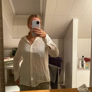 Linné skjorta - Säljer linneskjorta ifrån Gina tricot. Säljer pga att den inte kommer till användning längre. Är i superfint skick. Storlek 36.