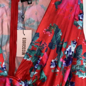 Klänning Missguiden - Urinerad klänning med puffärm! Tyvärr lite för kort på längden (för mig som är väldigt lång) så hoppas den kommer till användning för någon annan🌸 Den är i storlek 40 men det beror på hur lång man är! I längden skulle jag nog säga att den är som en 38-a