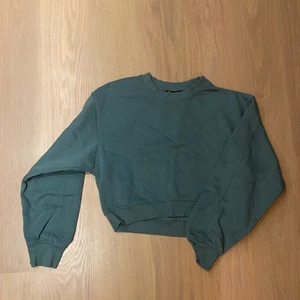 Ny College tröja från Zara, strl M  - Ej använd college tröja, något kortare i modellen. Storlek M. Från Zara.