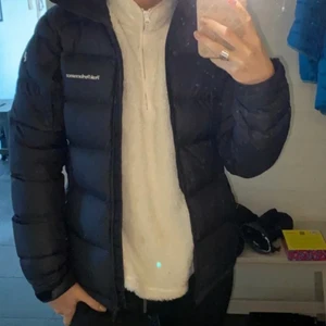Peak Performance jacka  - Säljer denna snygga jacka! Nästan helt som ny (använd ca 1,5vinter) utan några skador:) Stolek Xs men passar även S och M beroende på hur man vill att den sitter, jag själv är S. Köpt pris ligger på ca 4500kr, köparen får stå för fraktkostaden☺️