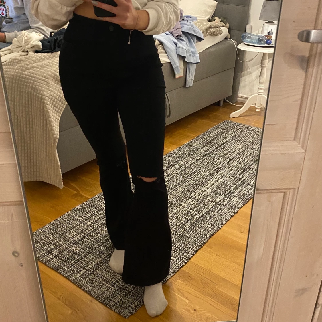 Bootcutjeans med hål på knäna - 90