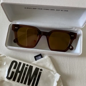 Chimi solglasögon - Säljer mina chimi solglasögon i #004 färgen coco. Använda max 2 gånger så som helt nya. Säljer då de inte kommer till användning. Köparen står för frakten!