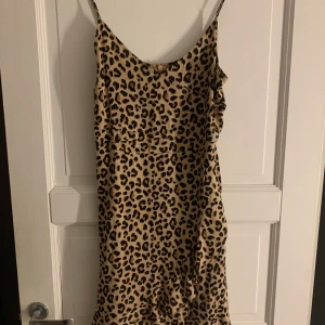 Klänning - Leopard mönstrad klänning med volanger längst ned. Endast använd vid ett tillfälle!