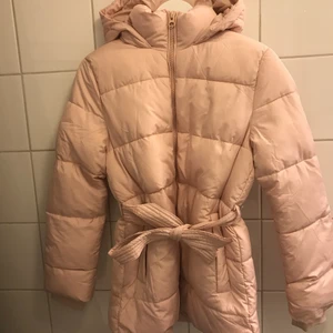 Ljusrosa jacka  - Jättefin och varm jacka i ljusrosa färg. Jackan är rymlig, går precis under rumpan på mig som är 166. Endast testad, nypris 399kr. 