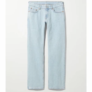 Arrow Low Straight Jeans - Säljer dessa trendiga weekday jeans eftersom jag aldrig använt dem därav är dem i mycket fint skick 😌💓 NYPRIS: 500. Kontakta mig om ni vill ha fler bilder 😇 