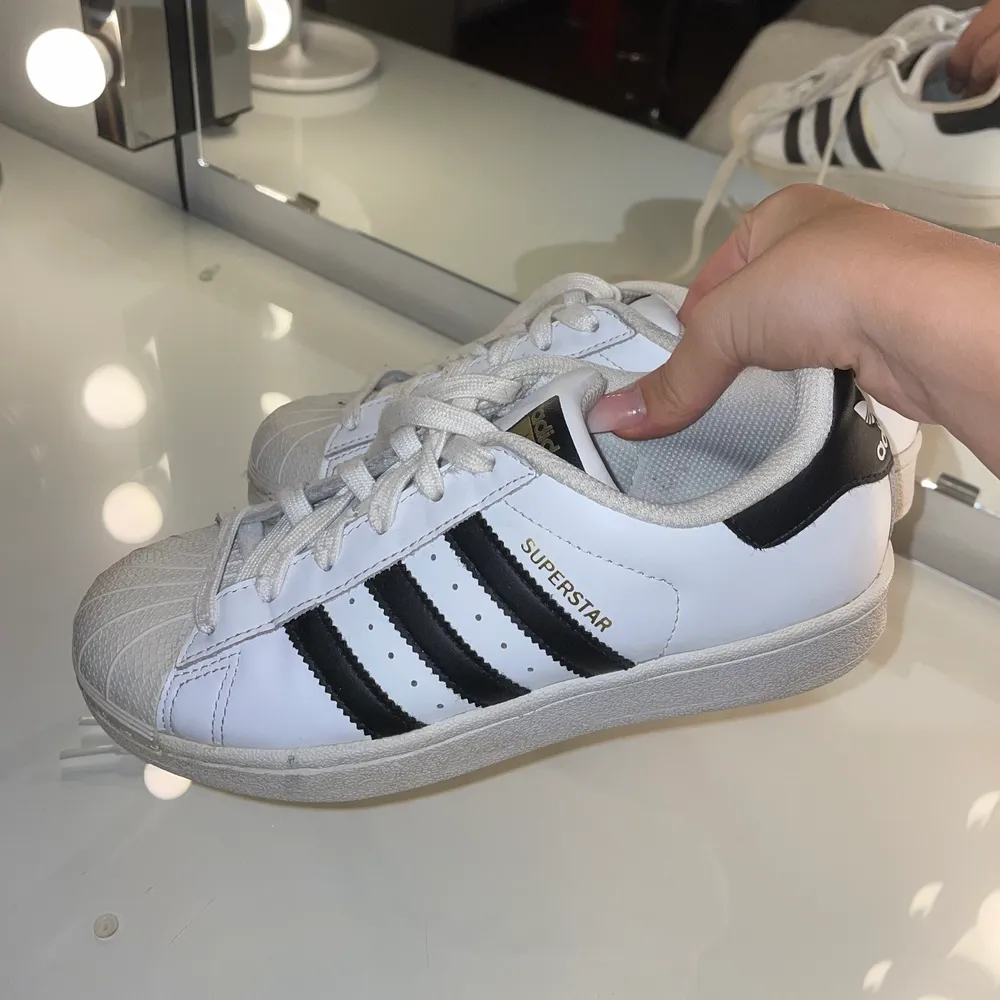 Adidas superstat skor i svart/vit färg, i storlek 36. Använda & erhört sköna att gå i. Pris 150kr+frakt.. Skor.