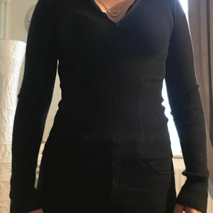 Svart långärmad v-ringad tröja - Svart långärmad v-ringad tröja med en dragkedja vid bysten. Väldigt mjukt och behagligt tyg. Knappt använd 