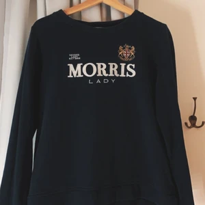 Morris tröja - Mörkblå Morris tröja, i storlek M. Knappt använd och är i fint skick!🤍