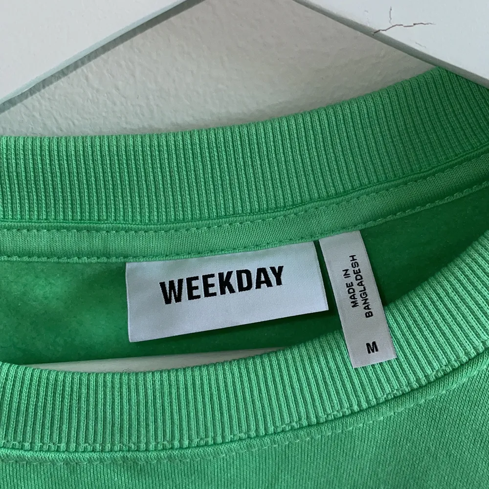 Em tröja som är köpt på weekday i väldigt cool färg, i storleken M säljer för 150 kr. Neuletakit & Villapaidat.