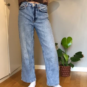 Monki jeans  - Super fina ljusblåa jeans från Monki i storlek S-XS. Kan mötas upp eller frakta. Står inte för PostNords slarv☺️. Säljer jeansen för att dom knappt blir använda💕