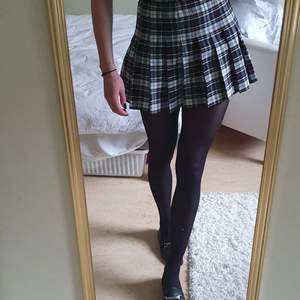 Beautiful tennis skirt / schoolgirl skirt from american apparel in a checkered black and white with red yellow and blue details. The fabric is thick cotton and the fit very flattering