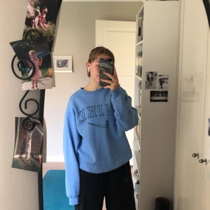 nike sweatshirt  - nike sweatshirt från etsy som inte har kommit till användning, om flera vill ha så blir det budgivning men utgångspriset är 150 inklusive frakt 110kr