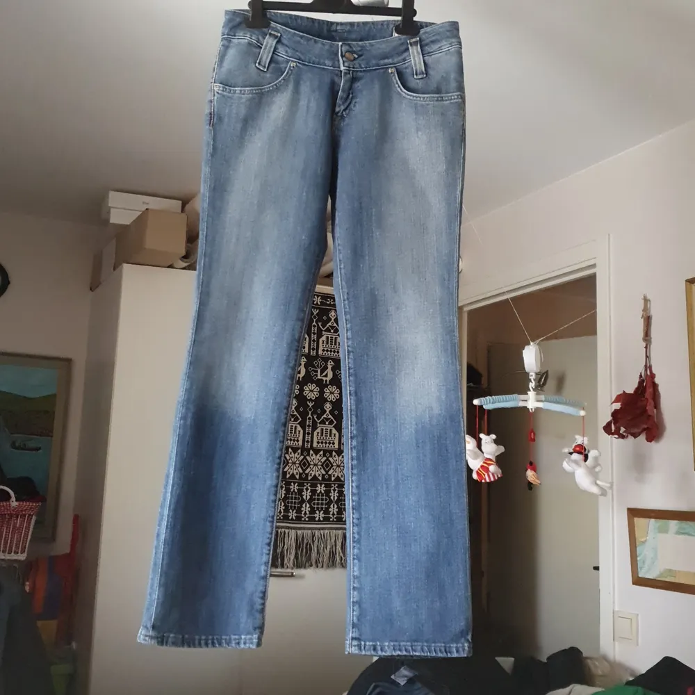 Super fin Llowmidjan lee jeans. I mycket bra skick och passar 32_33 och sitter fri stiler.Finns fler bilder och bud I kommenterna . Jeans & Byxor.