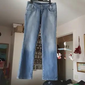 Super fin Llowmidjan lee jeans. I mycket bra skick och passar 32_33 och sitter fri stiler.Finns fler bilder och bud I kommenterna 