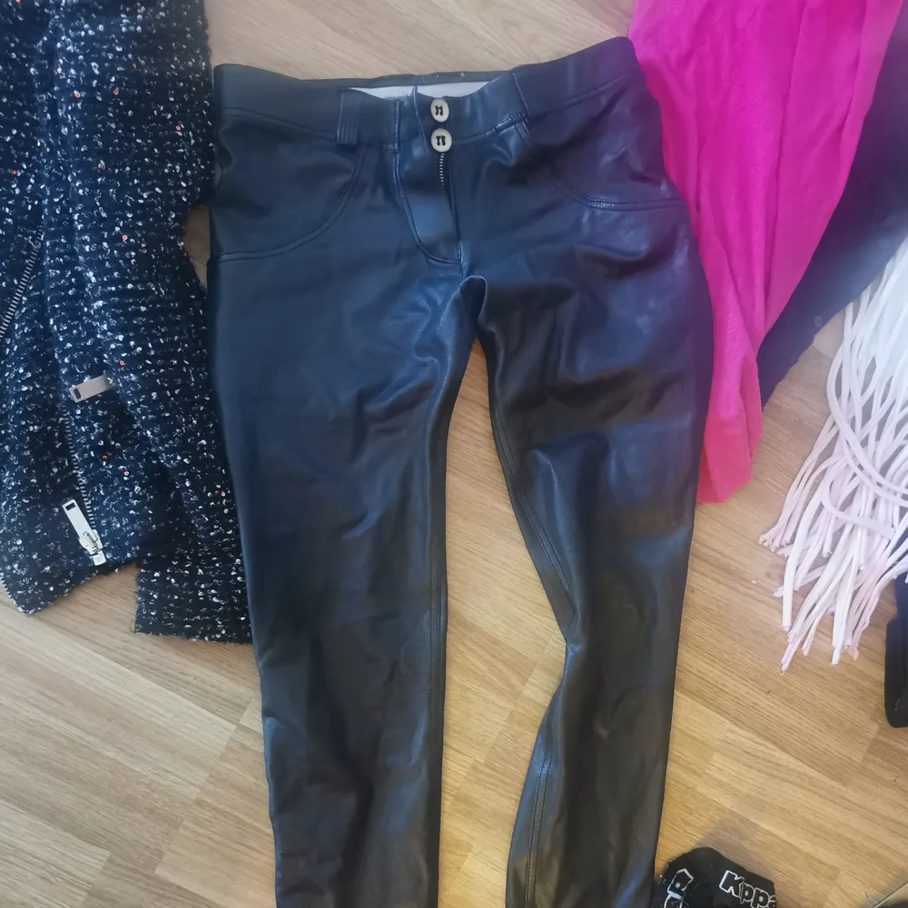 Svarta läder byxor, bra stretch som formar rumpan. Jättefint skick st S Nypris över 1000kr . Jeans & Byxor.