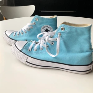 Converse - Säljer mina ascoola converse. Köpte här på plick i nästan helt nyskick, och jag har endast använt dem 1 gång!Storleken är 39,5 men passar mig som har 38,5. Utgångspris är 350 + frakt, vid flera intresserade gäller budgivning!🤍