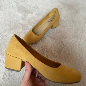 Finsko  - Senapsgula balerinaklakskor i mocka imitation. Storlek 36. Klackhöjd 4,5 cm. Nyskick använt 2-3 gånger. Ett par fina låga klackar. 🤪