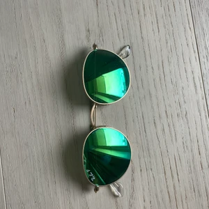 Ray-ban solglasögon  - Knappt använda Ray-ban solisar men grönt spegelglas!☀️