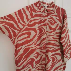Orange/vit zebramönstrad skjortklänning. Från Monki, storlek S. Köparen står för frakten, kan även hämtas i Malmö! 