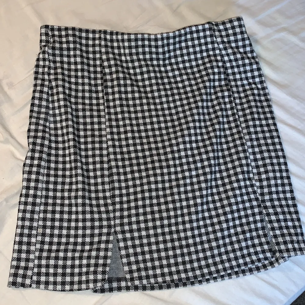 Jättesöt rutig kjol, knappt använd från H&M. Kjolar.