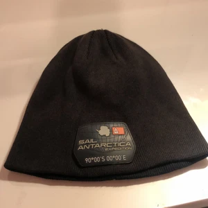 Sail racing mössa - Köpte denna Sail racing mössan för 350 förra året och säljer den nu pågrund av att den inte kommer till användning längre! Säljer den nu då för 100 inga skador på mössan!💕💕 Finns bara en storlek på denna mössa!