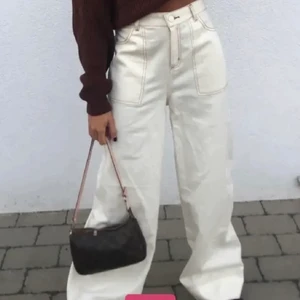 Byxor  - Byxer från monki. Suuupersnygg modell!! Säljer pga Storleken ej passar längre. Använda väldigt få gånger. 🤎 frakt på 66kr tillkommer! 