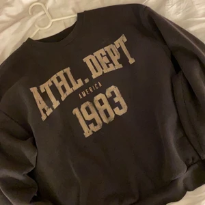 Mörkgrå sweatshirt - Säljer en mörkgrå sweatshirt ifrån Gina i storlek S, köptes för någon månad sen så väldigt fint skick på den!🤗