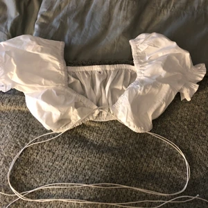 Topp - Superfin vit topp ifrån shein. Säljer då den är för stor för mig vid brösten😢 Strl S med funkar bra till strl M. 