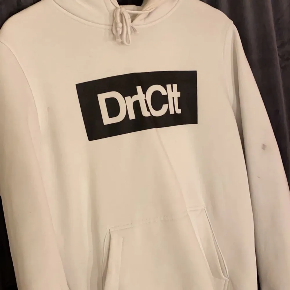 En vit dirtcult hoodie med svart text, den är i storlek M. Använd några gånger men inget som syns på den förutom nått litet svart märke på armen (se bild 2).. Hoodies.