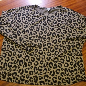 Leo l - Tröja leopard storlek l :). 20 kr +45 kr frakt. Samfraktar vid köp av flera varor för 66 kr 📦❣