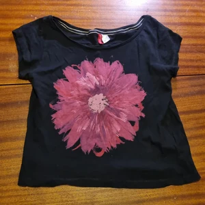 Blomma topp - ALLT 15 KR + frakt till och med FREDAG 15/10 oavsett tidigare pris!! FÖRST TILL KVARN. SAMFRAKTAR! Läs bio🔥       Äldre topp använd men i bra skick.Storlek 36. 49 kr. Samfraktar vid köp av flera varor för 66 kr 🌸❣📦