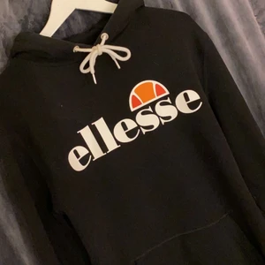 Svart ellesse hoodie - En svart ellesse hoodie i storlek S, väldigt bra skick då den inte använts så mycket!🥰