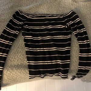 Offshoulder - Randig offshoulder-tröja ifrån bikbok. Säljer då den aldrig kommer till användning. I strl xs men passar mig som vanligtvis bär S.