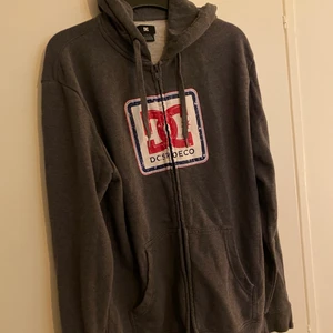 DC  ZIP Hoodie - DC hoodie till salu. Mycket skön och passar till mycket. använt få gånger. *Köparen står för frakt