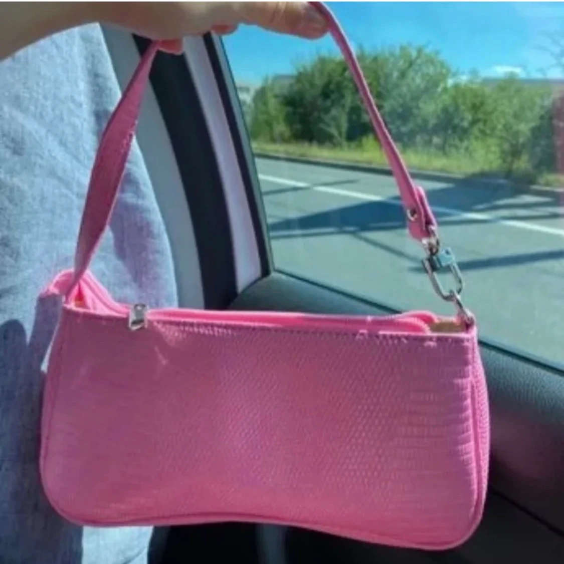 Rosa axelbandsväska