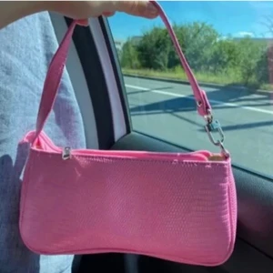 Rosa axelbandsväska - Säljer ny axelbandsväska (aldrig använd)💞finns likadan (fast med annat mönster) i babyblå! Lånade bilder