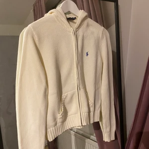 Ralph Lauren kofta - Superfin kofta med luva från Ralph Lauren. Mycket fint skick, storlek M men passar likaväl en S. 