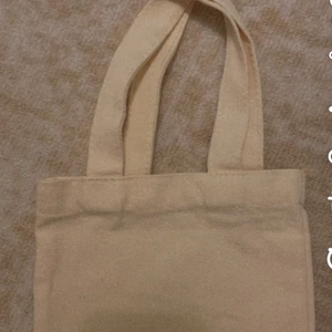 Tote bag - En liten tote bag i beige! 20kr + 12 frakt = 32kr totalt! Skickas samma dag som du betalar 👜