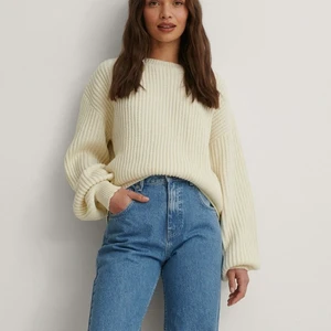 stickadtröja - superfin vit stickad tröja som passar nu till hösten, använd fåtal gånger av mig och köptes på NA-KD för 350kr!🧡🧡